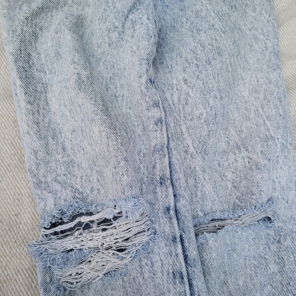 Vintage 1990s BONGO light blue acid wash distressed jeans - Picture 6 of 9